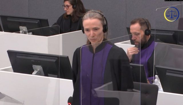 Avokati i Thaçit shpërthen ndaj prokurorëve të Hagës: Nuk po bëjmë teatër këtu, na jepni dosjet Avokati i Thaçit shpërthen ndaj prokurorëve të Hagës: Nuk po bëjmë teatër këtu, na jepni dosjet