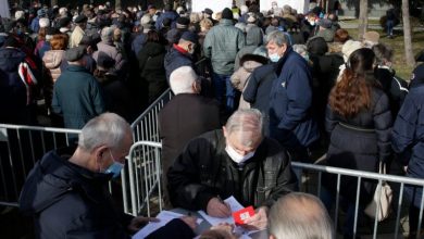Rreth 1000 shqiptarë e kosovarë presin në radhë në Beograd për të bërë vaksinën (VIDEO) Rreth 1000 shqiptarë e kosovarë presin në radhë në Beograd për të bërë vaksinën (VIDEO)