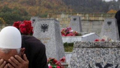 Serbi dhe shqiptari dënohen me 21 vjet burg për krime lufte në Kosovë Serbi dhe shqiptari dënohen me 21 vjet burg për krime lufte në Kosovë