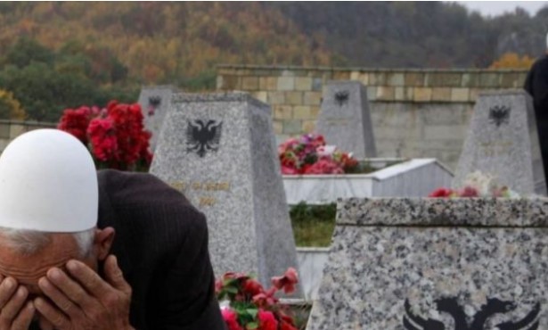 Serbi dhe shqiptari dënohen me 21 vjet burg për krime lufte në Kosovë Serbi dhe shqiptari dënohen me 21 vjet burg për krime lufte në Kosovë