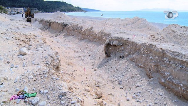 SKANDAL! Shkatërrohet bregdeti/ Masakër mjedisore në Himarë, firma merr pa leje rërë dhe inerte nga bregu detit (VIDEO)