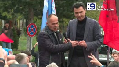 “Krejt shokët e mi do të votojnë PS”, Bashës ia prish skenarin socialisti i “penduar”: Mos e gris teserën e PS (VIDEO)