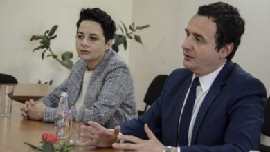 Deputetja e Albin Kurtit fushatë kundër qeverisë shqiptare: Votoni “Krejt tjetër”, korrupsioni dhe krimi i organizuar u ka zënë frymën