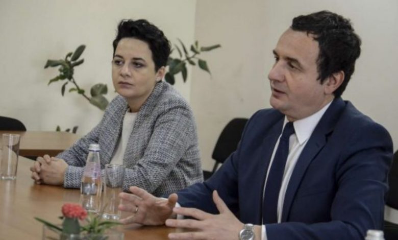 Deputetja e Albin Kurtit fushatë kundër qeverisë shqiptare: Votoni “Krejt tjetër”, korrupsioni dhe krimi i organizuar u ka zënë frymën