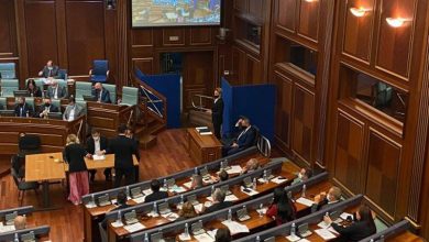 FOTO/ Moment i sikletshëm për deputetin shqiptar, i grisen pantallonat në Kuvend FOTO/ Moment i sikletshëm për deputetin shqiptar, i grisen pantallonat në Kuvend
