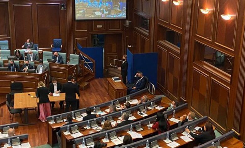 FOTO/ Moment i sikletshëm për deputetin shqiptar, i grisen pantallonat në Kuvend