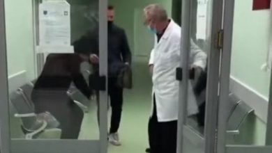 Kishte mbyllur turnin 5 minuta më parë dhe nuk i shërbeu të moshuarit, arrestohet mjeku Kishte mbyllur turnin 5 minuta më parë dhe nuk i shërbeu të moshuarit, arrestohet mjeku