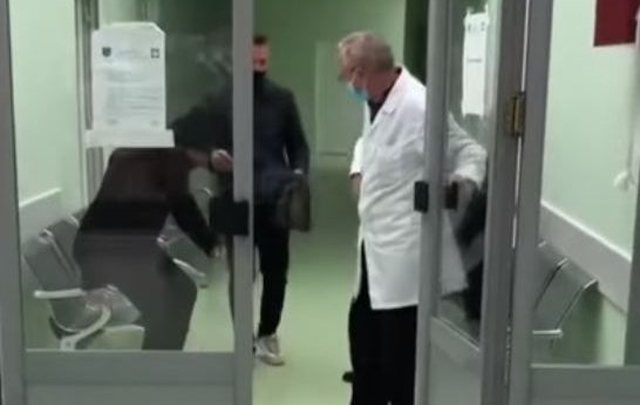 Kishte mbyllur turnin 5 minuta më parë dhe nuk i shërbeu të moshuarit, arrestohet mjeku Kishte mbyllur turnin 5 minuta më parë dhe nuk i shërbeu të moshuarit, arrestohet mjeku