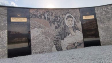 Mozaiku i përkujtimit, ndërtohet muri në përkujtim të shqiptarëve të dëbuar nga Kosova në 1999 Mozaiku i përkujtimit, ndërtohet muri në përkujtim të shqiptarëve të dëbuar nga Kosova në 1999