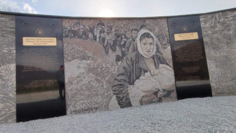 Mozaiku i përkujtimit, ndërtohet muri në përkujtim të shqiptarëve të dëbuar nga Kosova në 1999 Mozaiku i përkujtimit, ndërtohet muri në përkujtim të shqiptarëve të dëbuar nga Kosova në 1999