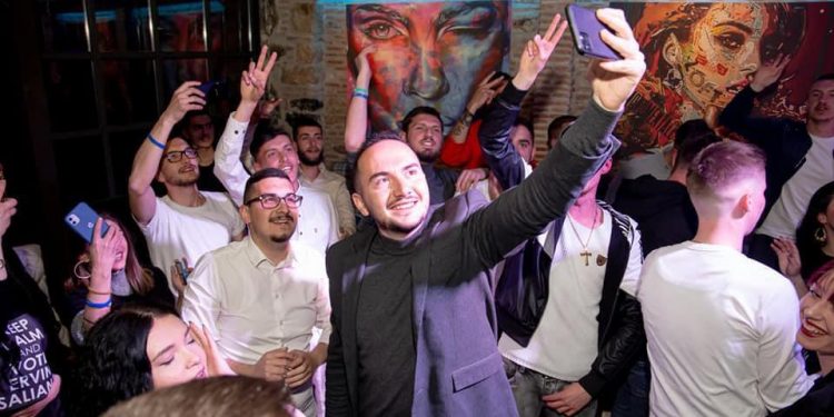 ‘COVID + një pije falas’/ Skandal në Korçë, kandidati i PD-së Salianji organizon party për t’i marrë votën të rinjve