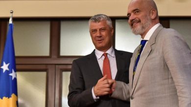 “Vëlla Edi…”/ Thaçi mesazh Ramës nga paraburgimi në Hagë: Muret e qelisë s’e mbajnë dot entuziasmin “Vëlla Edi…”/ Thaçi mesazh Ramës nga paraburgimi në Hagë: Muret e qelisë s’e mbajnë dot entuziasmin