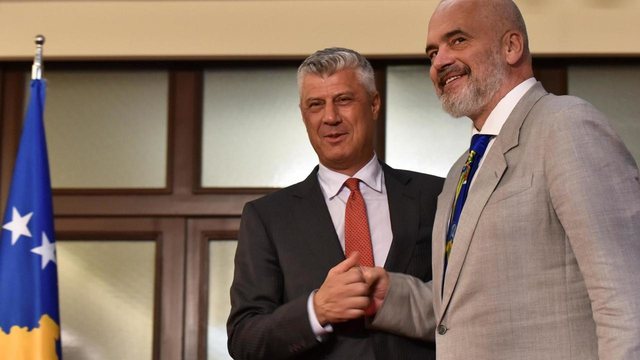 “Vëlla Edi…”/ Thaçi mesazh Ramës nga paraburgimi në Hagë: Muret e qelisë s’e mbajnë dot entuziasmin “Vëlla Edi…”/ Thaçi mesazh Ramës nga paraburgimi në Hagë: Muret e qelisë s’e mbajnë dot entuziasmin