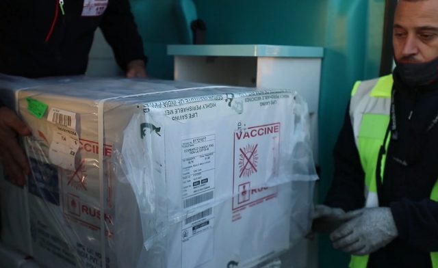 Kosova merr 100 mijë vaksina Pfizer nga Covax Kosova merr 100 mijë vaksina Pfizer nga Covax