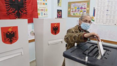 Si po i ndikon zgjedhjet plakja e popullsisë dhe emigracioni? Si po i ndikon zgjedhjet plakja e popullsisë dhe emigracioni?
