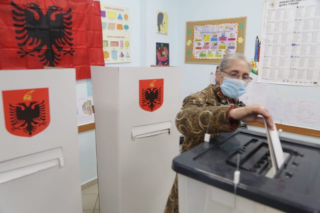 Si po i ndikon zgjedhjet plakja e popullsisë dhe emigracioni? Si po i ndikon zgjedhjet plakja e popullsisë dhe emigracioni?