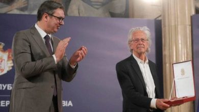 Vuçic dekoron shkrimtarin që mohon gjenocidin ndaj Kosovës, revoltohet Shaip Kamberi: Ky çmim është anti-drejtësi për viktimat, anti-paqe për rajonin Vuçic dekoron shkrimtarin që mohon gjenocidin ndaj Kosovës, revoltohet Shaip Kamberi: Ky çmim është anti-drejtësi për viktimat, anti-paqe për rajonin