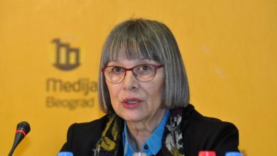 Dekoroi me medaljen e lartë mohuesin e genocidit, humanistja kritikon ashpër Vuçiç: Fillove luftën kundër fqinjëve… Dekoroi me medaljen e lartë mohuesin e genocidit, humanistja kritikon ashpër Vuçiç: Fillove luftën kundër fqinjëve…