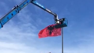 Vendoset flamuri kuq e zi në Bazhdarhane të Prizrenit, qytetarët kërkojnë edhe flamurin e Kosovës Vendoset flamuri kuq e zi në Bazhdarhane të Prizrenit, qytetarët kërkojnë edhe flamurin e Kosovës