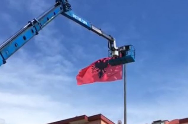 Vendoset flamuri kuq e zi në Bazhdarhane të Prizrenit, qytetarët kërkojnë edhe flamurin e Kosovës