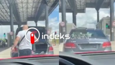 Serbia vazhdon mosnjohjen e targave “RKS”, pamje se si qytetarët e Kosovës detyrohen t’i heqin ato në kufi Serbia vazhdon mosnjohjen e targave “RKS”, pamje se si qytetarët e Kosovës detyrohen t’i heqin ato në kufi
