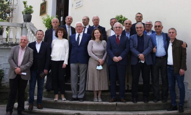 Skënder Gjinushi: Shqipëria dhe Kosova të inkurajojnë interesin për shqipen Skënder Gjinushi: Shqipëria dhe Kosova të inkurajojnë interesin për shqipen