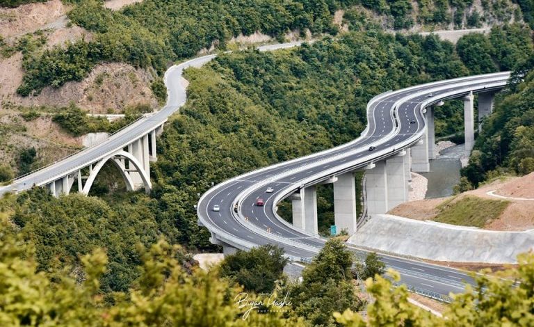 Pse autostradat në Kosovë janë pa pagesë? Pse autostradat në Kosovë janë pa pagesë?