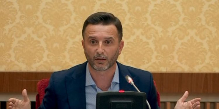 Nafta bie në bursë, por jo në Shqipëri/ Braçe akuza bordit të transparencës: Ju e shisni sipas… Nafta bie në bursë, por jo në Shqipëri/ Braçe akuza bordit të transparencës: Ju e shisni sipas…