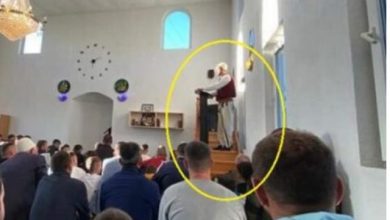 Surprizon hoxha nga Kosova, fal namazin me veshje tradicionale (FOTO) Surprizon hoxha nga Kosova, fal namazin me veshje tradicionale (FOTO)