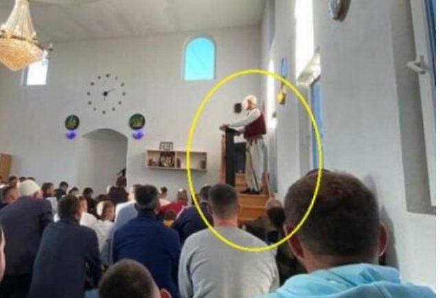 Surprizon hoxha nga Kosova, fal namazin me veshje tradicionale (FOTO)