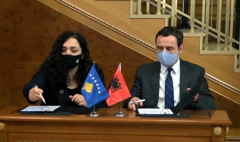 Vjosa Osmani mbështet Albin Kurtin: Të padisim Serbinë për gjenocid