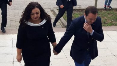 Vendim i papritur nga Vjosa Osmani, shkarkon ambasadorin në Maqedoninë e Veriut dhe detyrën e merr bashkëshorti i saj Vendim i papritur nga Vjosa Osmani, shkarkon ambasadorin në Maqedoninë e Veriut dhe detyrën e merr bashkëshorti i saj