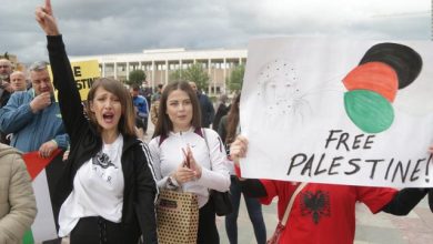 Mbas asaj që pashë n’qendrën e qytetit, m’shkoi mendja me nxirrë alltinë e me i ra vetit! Mbas asaj që pashë n’qendrën e qytetit, m’shkoi mendja me nxirrë alltinë e me i ra vetit!