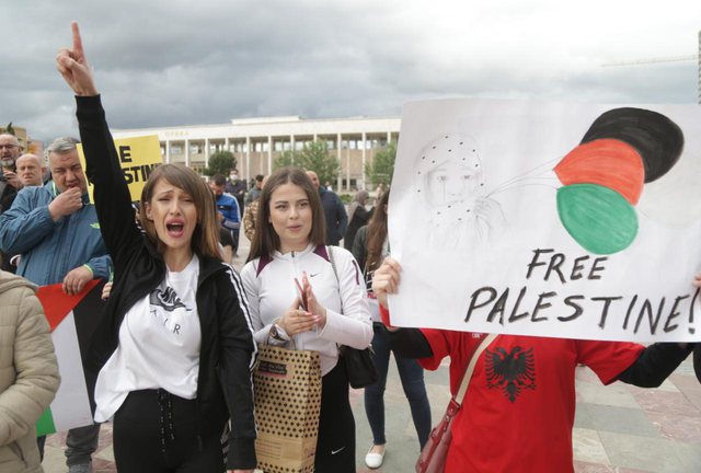 Mbas asaj që pashë n’qendrën e qytetit, m’shkoi mendja me nxirrë alltinë e me i ra vetit! Mbas asaj që pashë n’qendrën e qytetit, m’shkoi mendja me nxirrë alltinë e me i ra vetit!