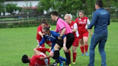 VIDEO/ Sherr e grushta ka edhe në futbollin e femrave në Shqipëri
