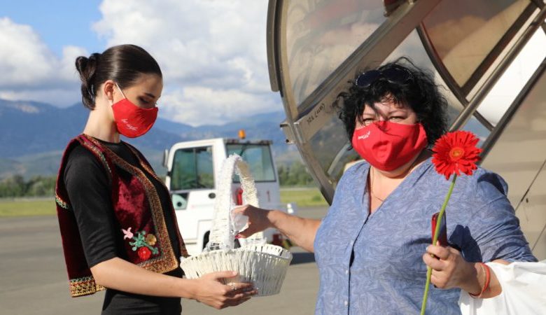“Më shumë polakë, ukrainas dhe arabë”/ Turistët “pushtojnë” Shqipërinë në korrik-gusht, rriten 15% pasagjerët me charter