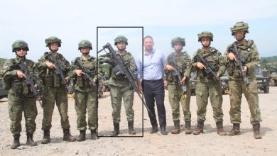 FOTO/ Ushtarja kosovare e armatosur deri në dhëmbë, shfaqet me snajperin 14 kg në duar