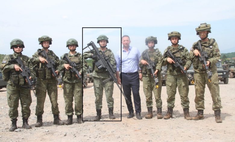 FOTO/ Ushtarja kosovare e armatosur deri në dhëmbë, shfaqet me snajperin 14 kg në duar FOTO/ Ushtarja kosovare e armatosur deri në dhëmbë, shfaqet me snajperin 14 kg në duar