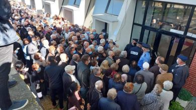 Kishin në dispozicion vetëm 38 mijë vaksina: Ministria e Shëndetësisë në Kosovë thërret për vaksinim mbi 130 mijë të moshuar Kishin në dispozicion vetëm 38 mijë vaksina: Ministria e Shëndetësisë në Kosovë thërret për vaksinim mbi 130 mijë të moshuar