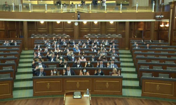 Vetëvendosje bëhet bashkë me Srpskan, çojnë dorën për faljen e 11 milion eurove për serbët e Veriut Vetëvendosje bëhet bashkë me Srpskan, çojnë dorën për faljen e 11 milion eurove për serbët e Veriut
