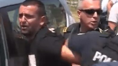 Ekstremisti serb shan Policinë e Kosovës gjatë marshimit në Gazimestan, fillon të qajë kur efektivët e arrestojnë Ekstremisti serb shan Policinë e Kosovës gjatë marshimit në Gazimestan, fillon të qajë kur efektivët e arrestojnë
