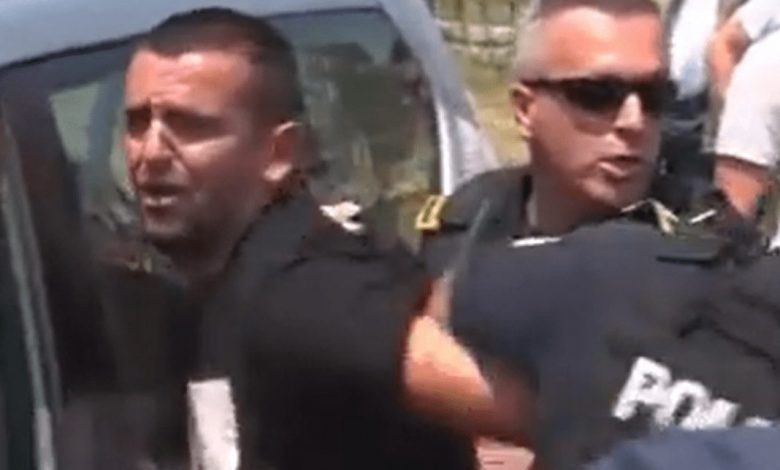 Ekstremisti serb shan Policinë e Kosovës gjatë marshimit në Gazimestan, fillon të qajë kur efektivët e arrestojnë Ekstremisti serb shan Policinë e Kosovës gjatë marshimit në Gazimestan, fillon të qajë kur efektivët e arrestojnë