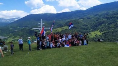 Serbët festojnë në Malet e Sharrit me flamuj, kryq e “katër S” Serbët festojnë në Malet e Sharrit me flamuj, kryq e “katër S”