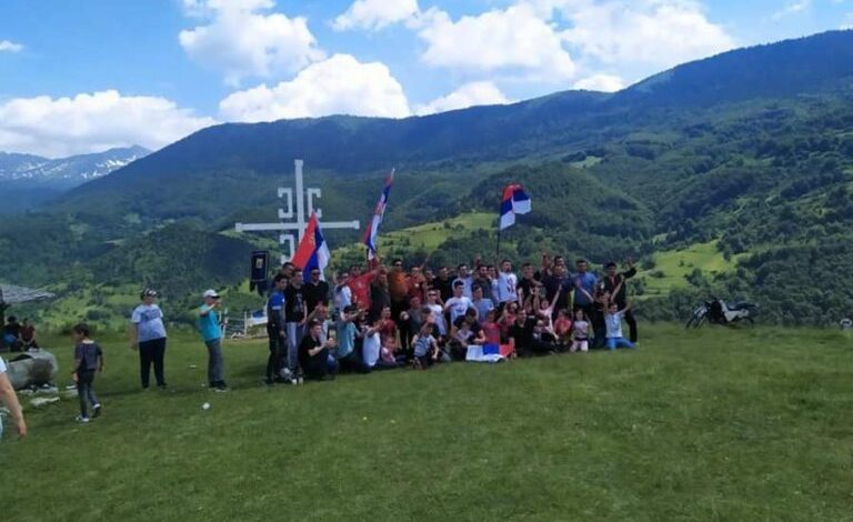 Serbët festojnë në Malet e Sharrit me flamuj, kryq e “katër S” Serbët festojnë në Malet e Sharrit me flamuj, kryq e “katër S”