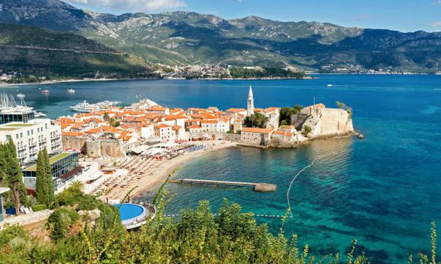 Rreth 100 turistë të helmuar nga ushqimi në Budva Rreth 100 turistë të helmuar nga ushqimi në Budva