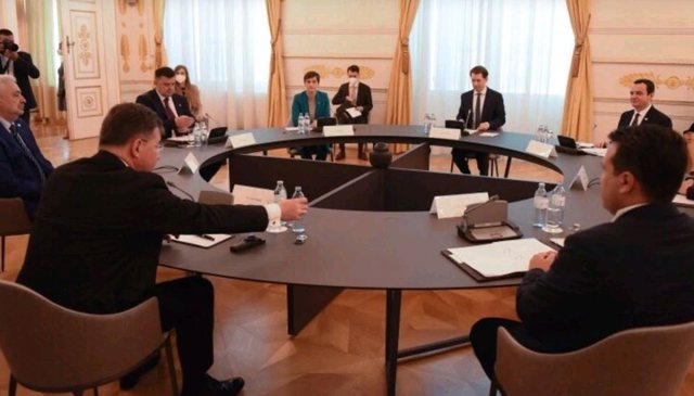 Albin Kurti: Kosova dhe Serbia të bëjnë një deklaratë të përbashkët paqeje, ku të zotohen se nuk do të sulmojnë njëra-tjetrën Albin Kurti: Kosova dhe Serbia të bëjnë një deklaratë të përbashkët paqeje, ku të zotohen se nuk do të sulmojnë njëra-tjetrën