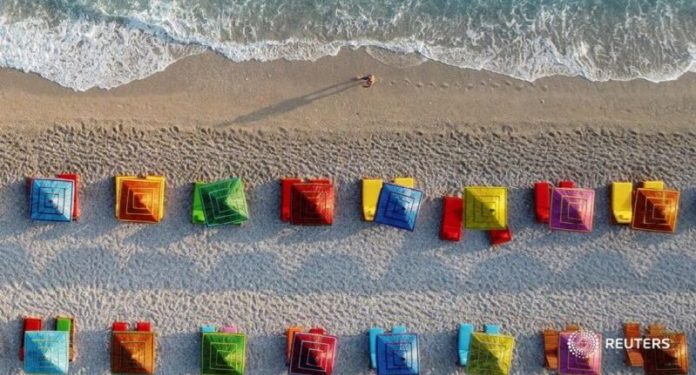 Reuters i bën jehonë dhe prezanton Dhërmiun me një foto: “Një nga plazhet joniane”