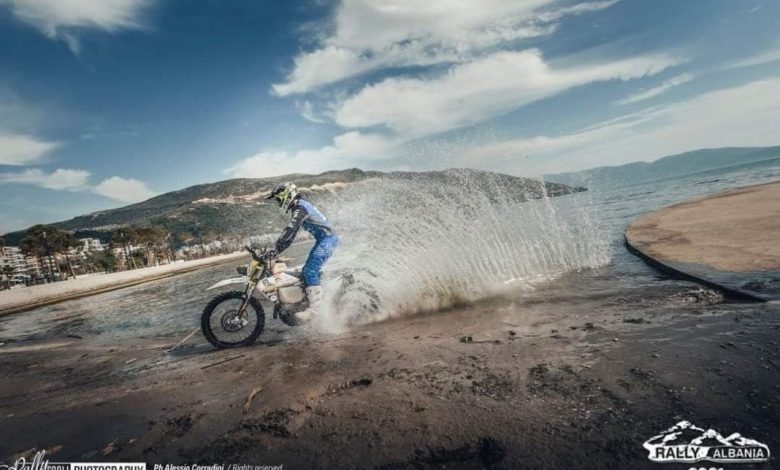 ‘Rally Albania 2021’ spektakël e bukuri shqiptare! 300 të huaj mblidhen në Vlorë, sinjal pozitiv për turizmin! Pilotët: Shqipëria një vend fantastik ‘Rally Albania 2021’ spektakël e bukuri shqiptare! 300 të huaj mblidhen në Vlorë, sinjal pozitiv për turizmin! Pilotët: Shqipëria një vend fantastik