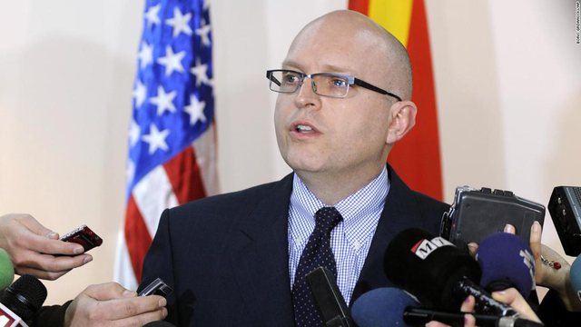 Pasi i tundi “themelet” Sali Berishës në Shqipëri, SHBA i fut të dridhurat Maqedonisë: Të korruptuarit do i shpallim “non grata” Pasi i tundi “themelet” Sali Berishës në Shqipëri, SHBA i fut të dridhurat Maqedonisë: Të korruptuarit do i shpallim “non grata”