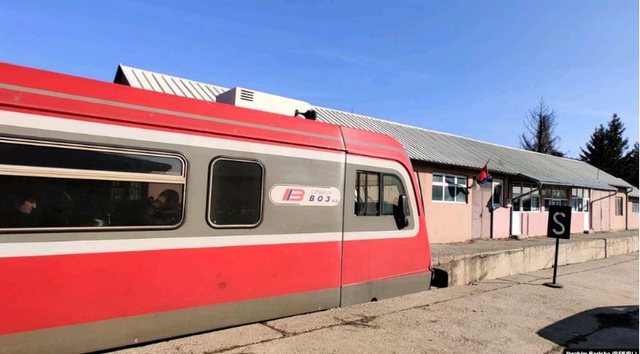 Treni serb që sfidon sovranitetin e Kosovës çdo ditë Treni serb që sfidon sovranitetin e Kosovës çdo ditë